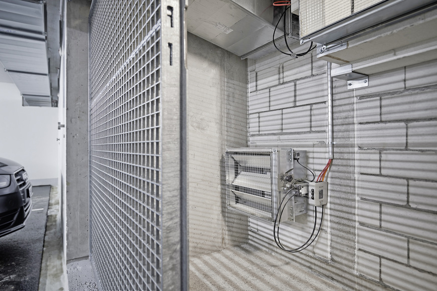 Das Brandschutzkonzept für die Tiefgaragen sieht über das erste und zweite Untergeschoss hinweg ein exakt abgestimmtes Zusammenspiel aus Alarmmeldeanlage, Auslösung von Brand- und Rauchschutzklappen und Aktivierung der Axialventilatoren.