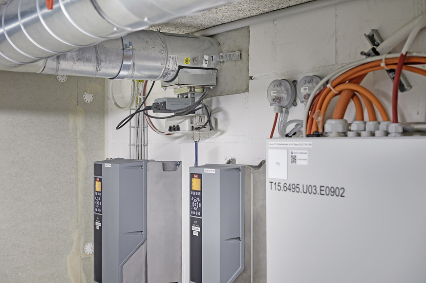 Neben den originären Installationseinheiten, wie beispielsweise Brandschutzklappen, lieferte Systemair auch die zentrale Steuerung und adaptierte sämtliche Einzelkomponenten darauf.