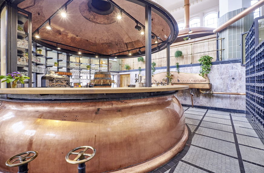 Als Bar dient ein aufgeschnittener Kupferkessel.