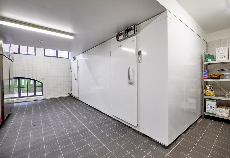 In der Küche des Humbser und Freunde sorgt eine Kühl- und Tiefkühl-Kombizelle TectoCell Standard Plus 100 mit einer Wandstärke von 100 mm für die Kühlung der Lebensmittel.