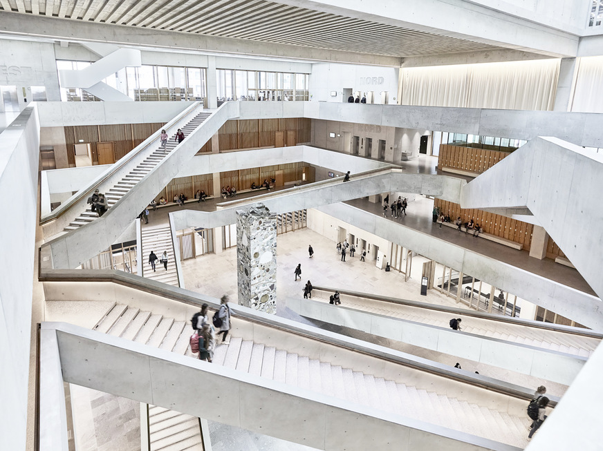 Das Atrium erstreckt sich über drei Geschosse bis in die Beletage. Der offene Luftraum ist wesentlicher Bestandteil des Überströmkonzepts, da es zum Wegführen der Abluft genutzt wird.