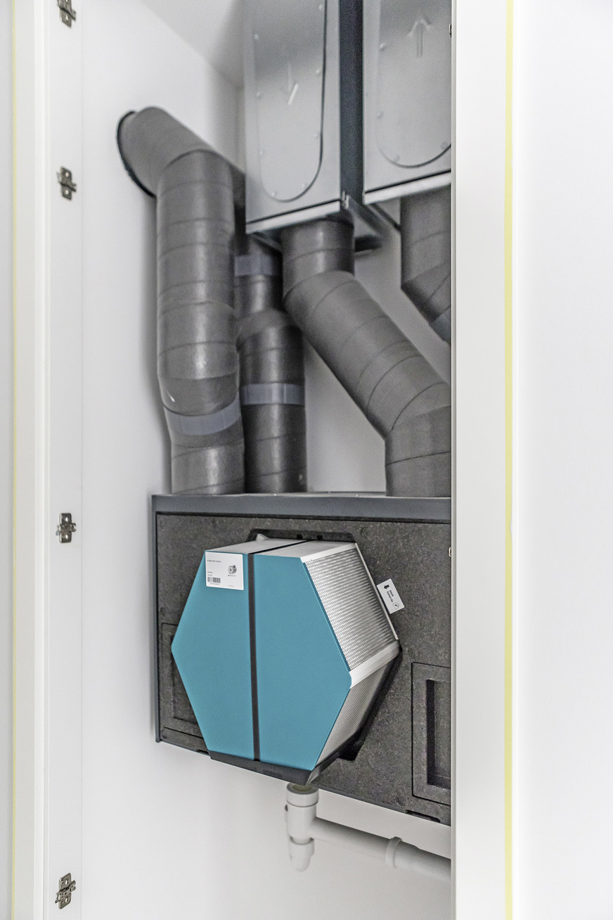 Innenleben des Komfort-Lüftungsgerätes Novus 200 mit einfach wechsel- und wartbarer Filtereinheit.