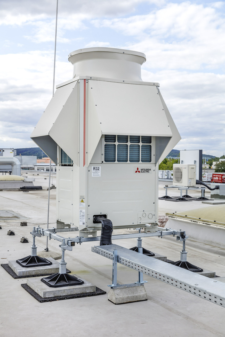 Das HVRF-Außengerät arbeitet mit R 32 als Kältemittel und ist mit vier Windblechen an den Wärmeüber­tragerflächen für ein optimales Abtauverhalten im Wärmepumpenbetrieb versehen.