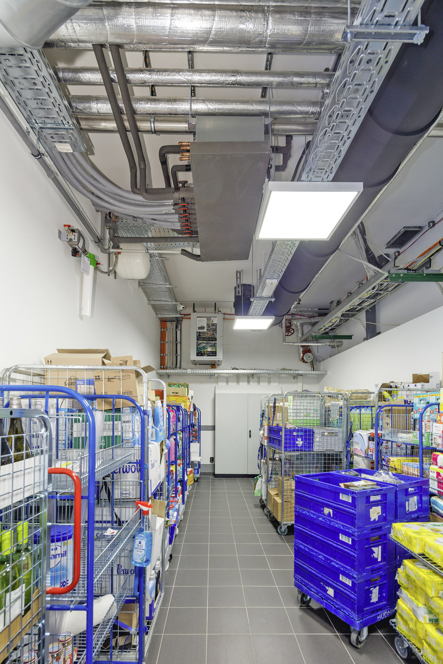 Das Kältemittel fließt beim HVRF-System nur zwischen dem Außengerät und der Verteilereinheit (oben im Bild). Hier wird Energie vom Kältemittel auf Wasser übertragen und zu den Innengeräten weitergeleitet.