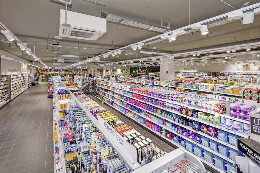 Die insgesamt vierzehn 4-Wege-Deckengeräte bewirken eine zugfreie Luftumwälzung im Bereich der Verkaufsflächen.