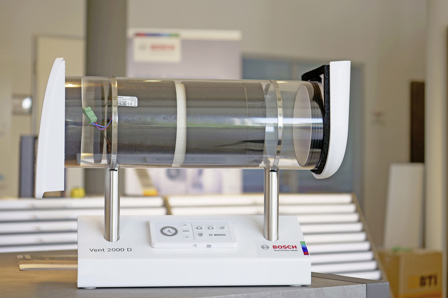 Die dezentrale Zu-/Abluftanlage Vent 2000 D für Wohnungen und Einfamilienhäuser bewirkt eine hohe Raumluftqualität ohne die Gefahr von Schimmelpilzbefall, Schadstoff-, Staub- und CO2-Belastung. Sie lässt sich auch nachträglich mit wenig Aufwand einfach in der Außenwand installieren.
