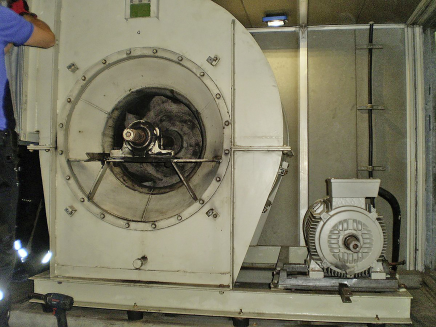 Die bestehenden Ventilatoren mit Riemenantrieb verursachten hohe Energie- und Wartungskosten.