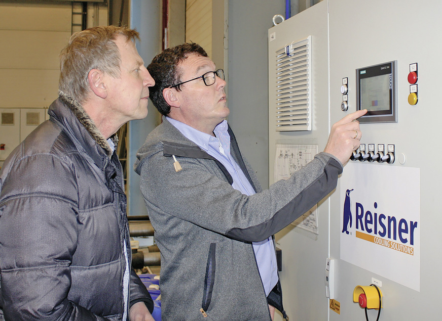 DRS-Geschäftsführer Andreas Seibel und Reisner-Geschäftsführer Thomas Imenkämper (v.l.) lesen am übersichtlichen Touchpanel des Systems ab, wie sich die Anlage jedem Betriebspunkt anpasst