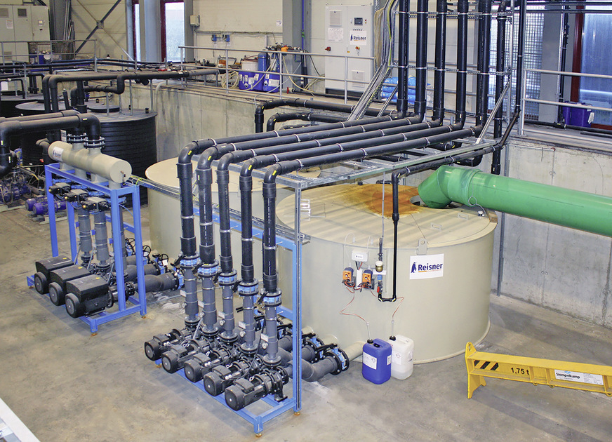 Riesige, maßgefertigte Reisner-Tanks halten das Kühlwasser perfekt vor. Die Verrohrung hat Reisner sauber ausgeführt - auf speziellen Wunsch mit Material der FRANK-Gruppe.