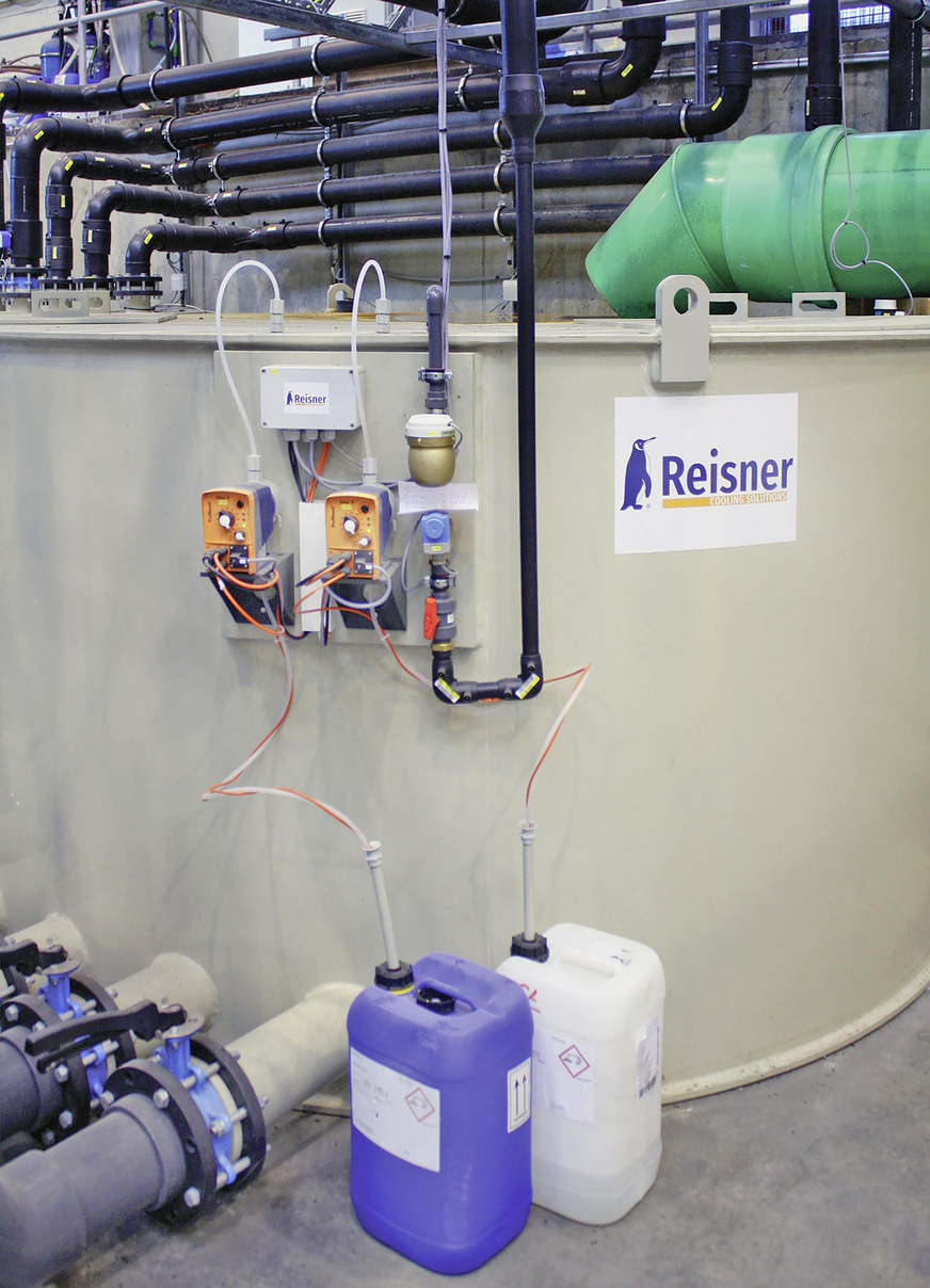 Per Sauglanze werden die Kanister mit Biozid und Korrosionsschutz mit der Reisner-Dosieranlage verbunden. Den Rest erledigt die automatische Steuerung, und das Wasser ist auf Dauer perfekt mit Chemikalien versorgt.