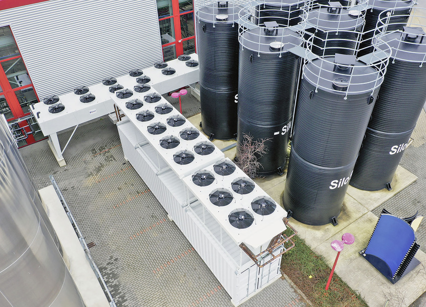 Kälte-Container und Trockenkühler finden geschützt zwischen den Materialsilos auf dem DRS-Außengelände Platz.