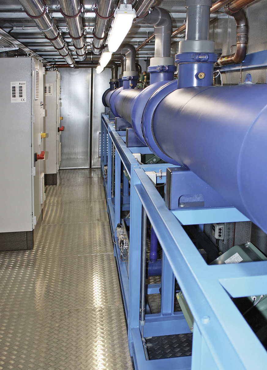 Drei Kälteanlagen mit je 400 kW Leistung und die dazu gehörigen Schaltschränke sind ordentlich und mit viel Raum für Wartungsarbeiten im Container installiert.