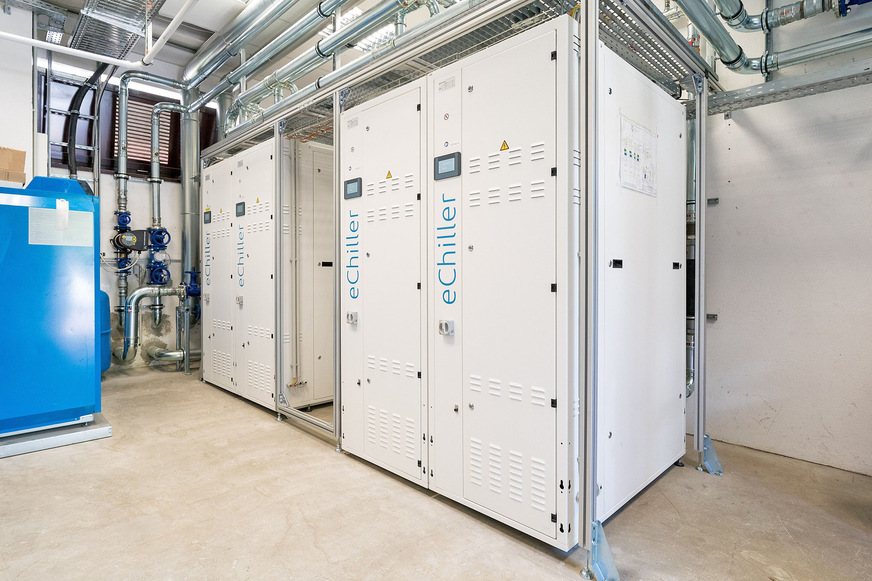 Bild 2: Für die Kühlung werden einheitlich wassergekühlte Klimaschränke eingesetzt, die von den vier im Verbund geschalteten eChillern mit Kälte versorgt werden.