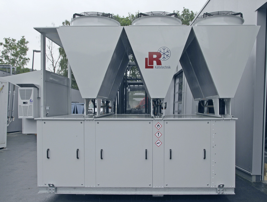 Die Anlagen sind mit Freikühlern ausgestattet, die die Umgebungskälte für die Rückkühlung des Kühlmediums nutzen. Das spart große Mengen an Energie.