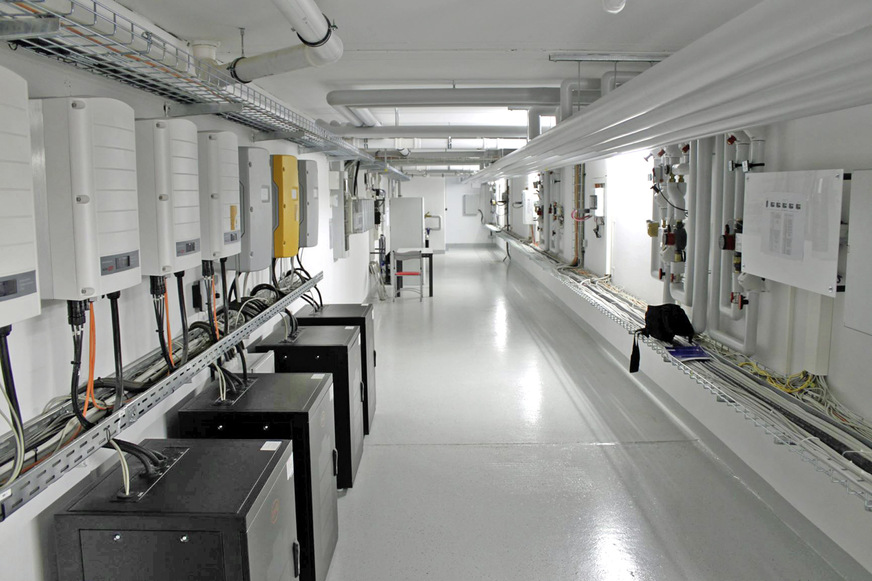 Technikzentrale in der Netto-Null-Energiehaus-Siedlung „Herzo Base“ in Herzogenaurach. Durch ein Demand Side Management konnte der Eigenverbrauch an PV-Strom um 21 Prozent gesteigert werden. Allerdings ist der Verbrauch der regelungstechnischen Einrichtungen mit einem Anteil von 10 Prozent vergleichsweise hoch.