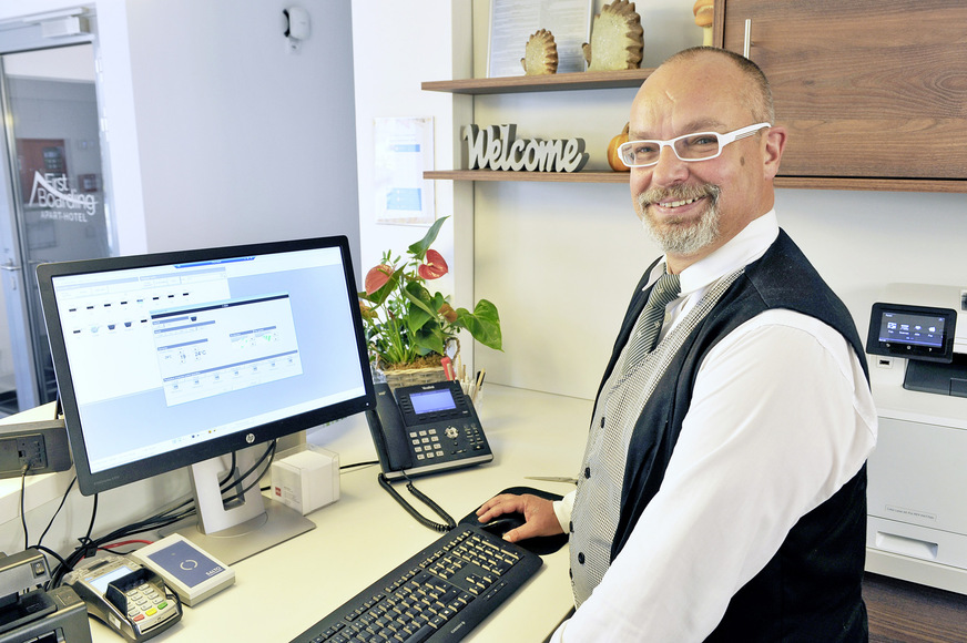 Hotelmanager Christen M. Ullrich freut sich, dass sich durch das zentrale Klimamanagement Einsparungen beim Energieverbrauch realisieren lassen.