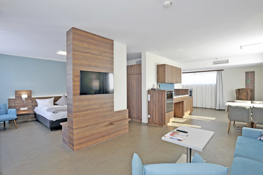 Die Suiten sind komplett möbliert. Moderne Bäder und eine umfangreich ausgestattete Küche tragen ebenfalls zu komfortablem Wohnen bei.