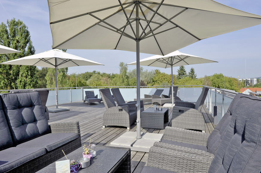 Das Boardinghouse- und Apartment-Hotel-Konzept in der Nürnberger Straße bietet optimale Voraussetzungen, um im Zentrum von Bayreuth zu wohnen. Dazu gehört auch die schick möblierte Dachterasse.