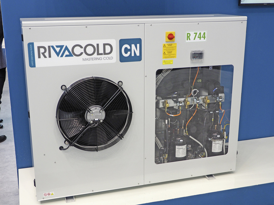 SPLIT-CO2NNEXT (links) ist das erste überkritische Splitsystem für das Kältemittel CO2 mit drehzahlgeregeltem Verdichter.