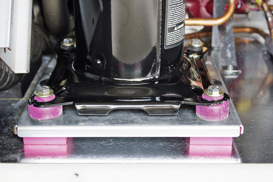 Bild 4: Wird die Kompressorenbaugruppe elastisch gelagert, vermindert dies die direkte Anregung des Geräterahmens.