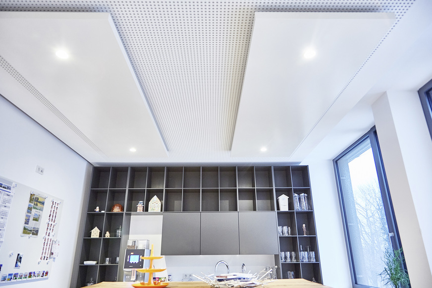 Die Kühlkonvektoren sind unsichtbar oberhalb der Deckensegel eingebaut.