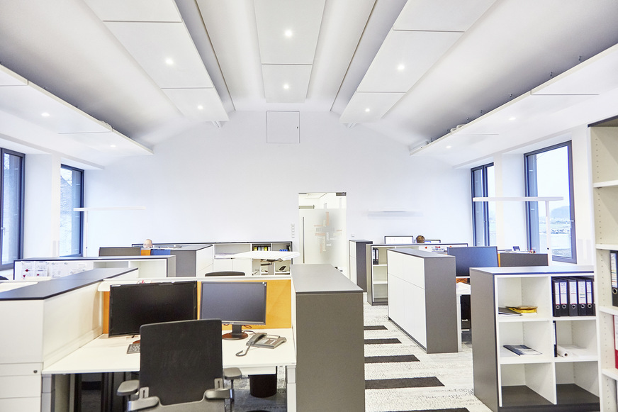 Dank flexibler Anpassung war der Einbau der Deckensegel auch in den Deckenschrägen problemlos möglich.