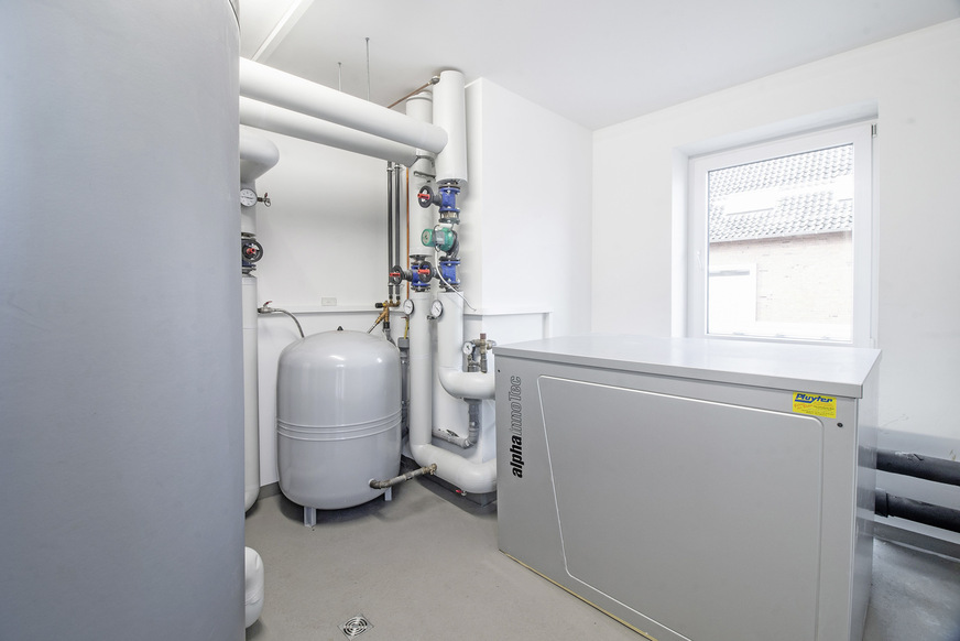 Die Wärmepumpe SWP 56 professional von alpha innotec arbeitet besonders leise und liefert Vorlauftemperaturen von bis zu 70 °C.