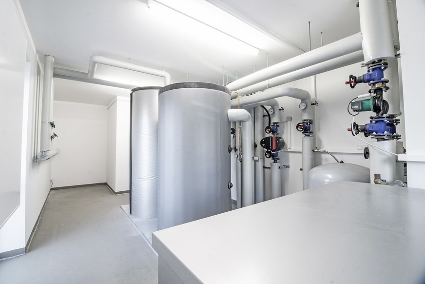 Der Pufferspeicher der Wärmepumpe (im Vordergrund) fasst 1000 Liter, der zweite Speicher mit 1250 Liter Inhalt wird auch für die Aufbereitung des Brauchwarmwasser genutzt.