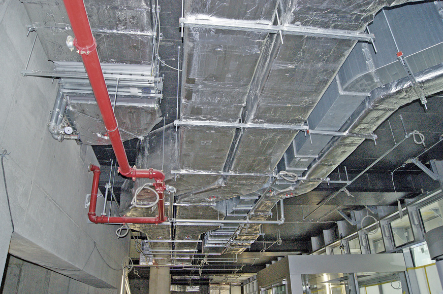 Die Lamellenmatte Climcover Lamella Mat hat eine Kaschierung mit einer dampfbremsenden, hochreißfesten Aluminiumgitterfolie.