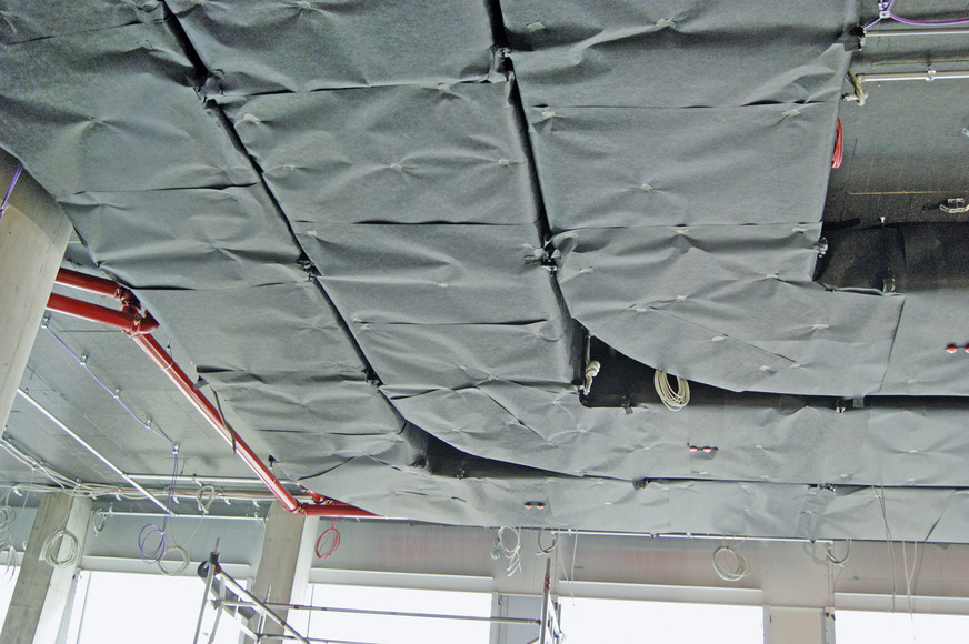 Aus optischen Gründen sollte die Isolierung der Lüftungskanäle eine schwarze Oberfläche haben, da an vielen Stellen Metall-Lochdeckenelemente die Sicht in die Installationsebene erlauben.