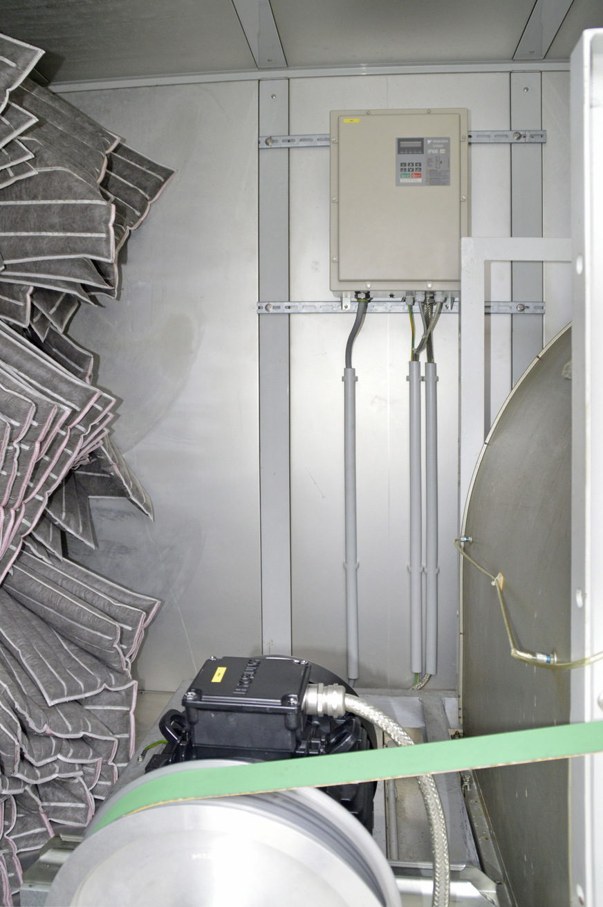 Kompaktes und leichtes Lüfterantriebspaket, bestehend aus IE4-Antrieb (unten) und Frequenzumrichter (oben).