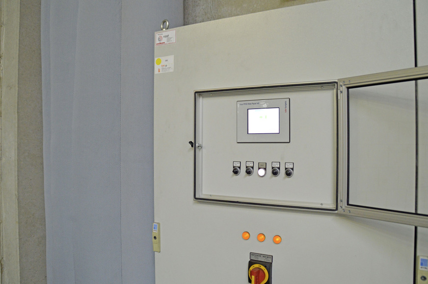 Noch erfolgt die Steuerung der Lüftungsanlage manuell über Potentiometer. Links davon einer der Filterbälge, über die die saubere Luft in die Abfüllhalle einströmt.