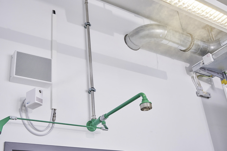 Der Direkt-Raumluft­befeuchter Draabe Nanofog gibt bei Bedarf einen feinen Nebel in die Labore ab.