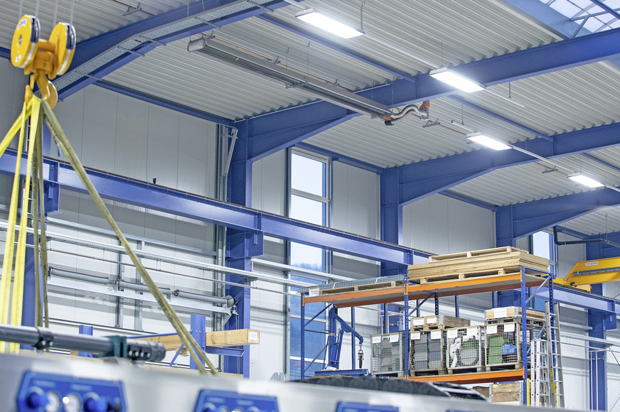 Dunkelstrahler an der Decke der Produktionshalle neben den Beleuchtungszeilen sorgen für gutes Klima.