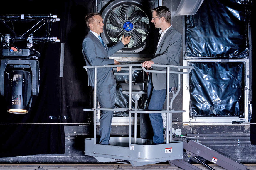 Die Luftqualität muss hoch und das Geräusch der Ventilatoren gering sein, um Veranstaltungen in Zeiten von Corona sicher zu ermöglichen – wovon sich Peter Fenkl von Ziehl-Abegg (li.) und Dr. Michael Gordon (Betreiber des „Motorwerk“, re.) überzeugen.