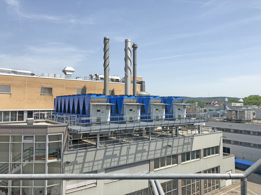 Vier neue Kompressor-Kältemaschinen auf dem Dach der Energiezentrale