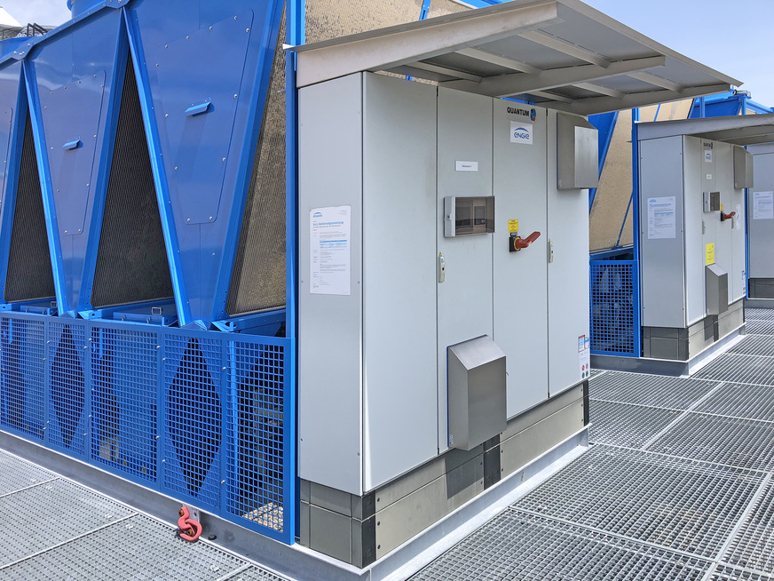 ... sowie die Kältemaschine auf dem Dach in Detailansicht.