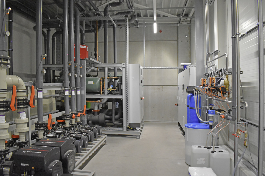 Bild 5: Kompletter Maschinenraum, mit Pumpen, Wasserkonditionierung, Schaltschränken und sonstigem Zubehör (Installation: Fa. Hartung, Dresden)