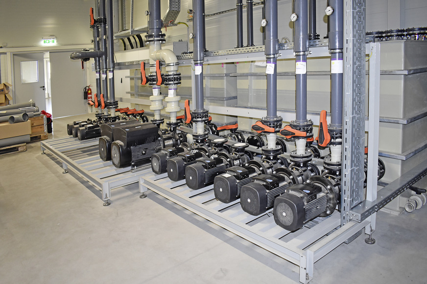 Bild 2: Pumpengruppe und Tank als hydraulische Weiche in der Montagephase.