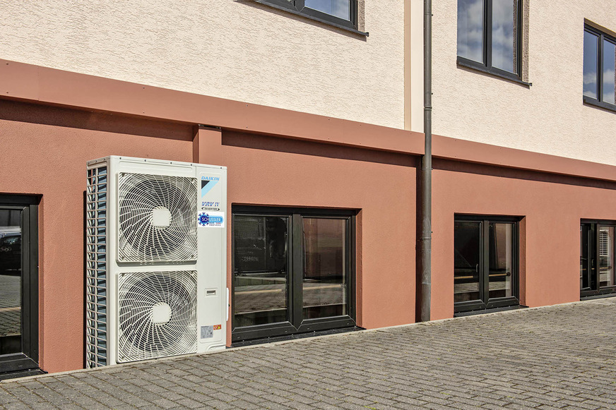 Die beiden Schulungsräume, die Mensa sowie das Internat der BFS in Maintal werden mit insgesamt fünf Luft-Luft Wärmepumpen der kompakten Baureihe Mini-VRV IV S von Daikin gekühlt.
