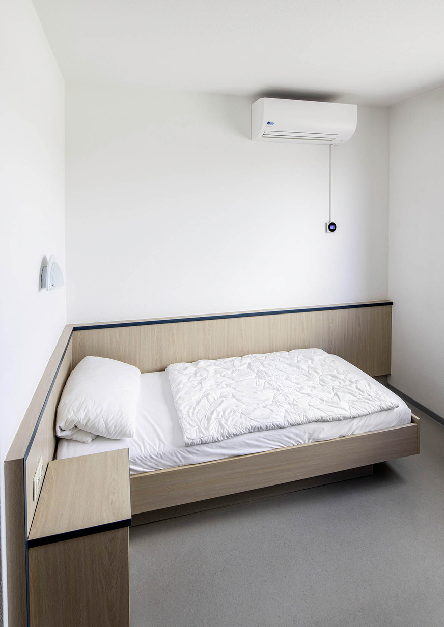 Die Wohnräume des Internats der BFS in Maintal werden mit flachen Daikin VRV Wandgeräten auf eine angenehme Raumtemperatur gebracht und über die benutzerfreundliche Madoka Kabel-Fernbedienung von Daikin individuell gesteuert.