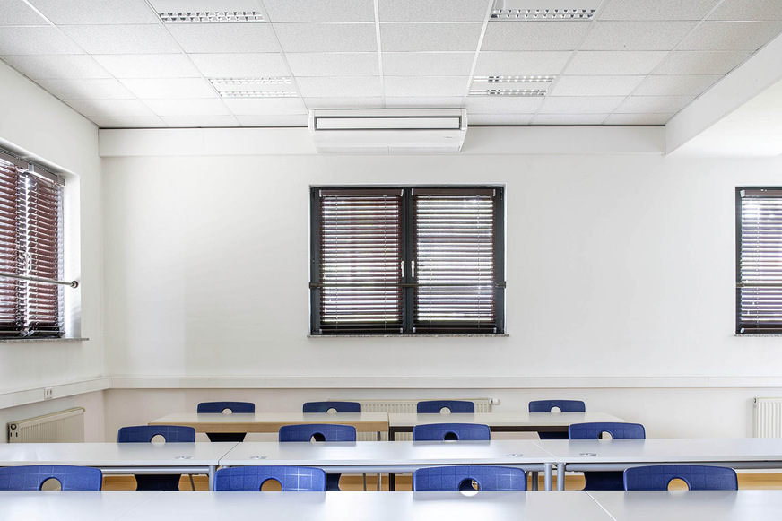 In den geräumigeren Schulungsräumen der BFS in Maintal kommen Unterdeckengeräte von Daikin zum Einsatz. Sie eignen sich besonders für große Räume ohne Zwischendecke und freiem Fußboden.