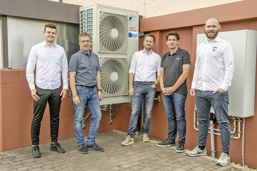 Die Installation der neuen Klimatechnik in der BFS Maintal erfolgte zur vollsten Zufriedenheit aller Beteiligten. (v. l. n. r.: Tim Schüssler, H. Schüssler Klima Service, Klima-, Regel- und Anlagentechnik GmbH; Dipl.-Ing. Jörg Peters, Geschäftsführer der Bundesfachschule Kälte-Klima-Technik Maintal; Jimmy Schlachte, H. Schüssler Klima Service, Klima-, Regel- und Anlagentechnik GmbH; René Ziebarth, Daikin; Jonas Mahlmeister, Daikin)