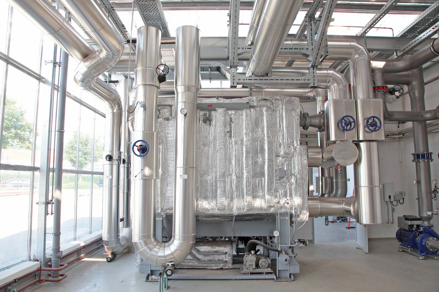 Die Kältezentrale mit drei YORK YHAU CL 255 EXE Absorptionskältemaschinen und zwei YORK YCWL 426 HE Kompressionskältemaschinen mit Scrollverdichtern wurde direkt in den Gewächshauskomplex LEO integriert.