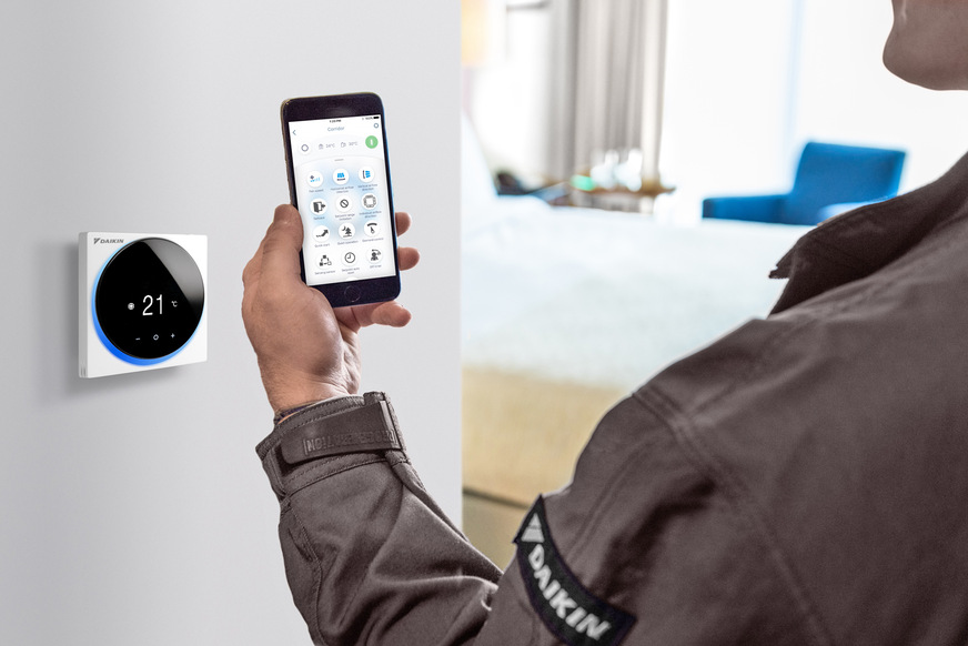 Die VRV 5 S Serie verfügt über ein spezielles akustisches und visuelles Kältemittelalarm-Management über die Madoka Fernbedienung. Im seltenen Fall einer Leckage schaltet das System sofort ab und sendet einen Alarm