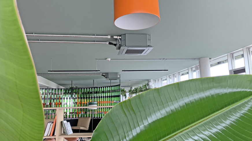 Die Deckenbeschaffenheit machte für die Aufhängung der Innenkassetten die Verwendung eines speziellen Ankersystems notwendig.