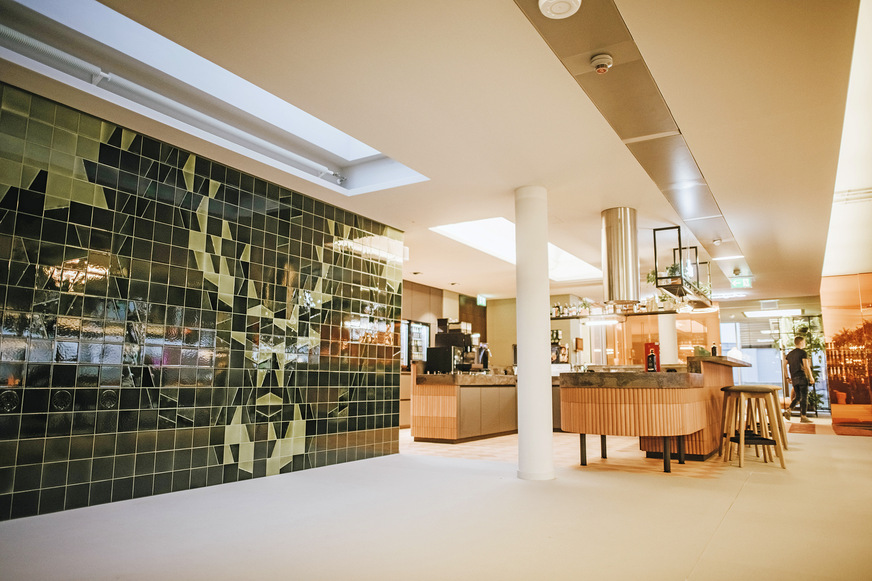 Um die offene CoWorking-Atmosphäre perfekt umzusetzen, wurde vollständig auf abgehängte Decken verzichtet.