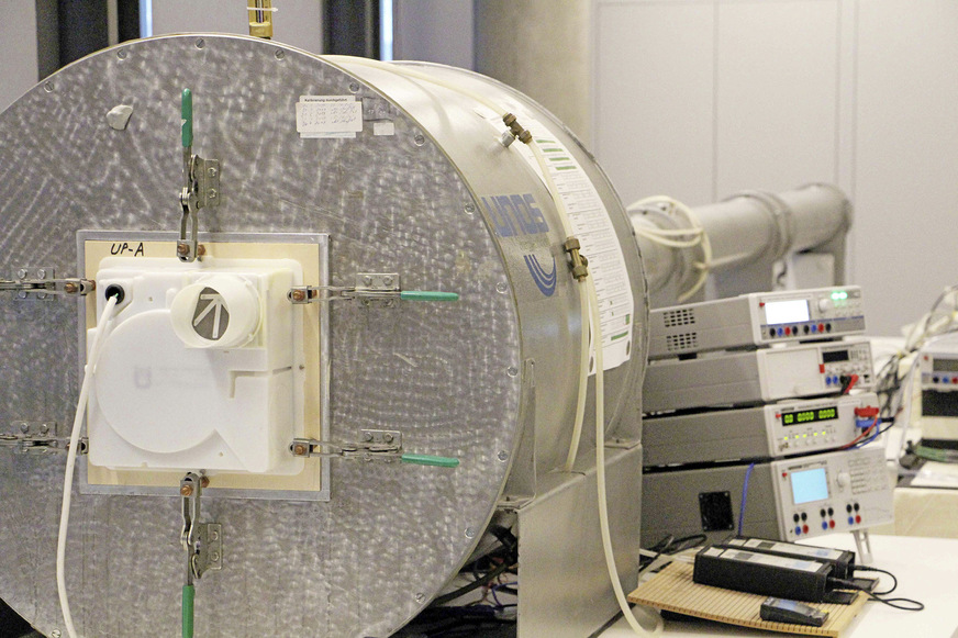 Die Entwicklungs­abteilung verfügt über zahlreiche Laboraufbauten wie beispielsweise einem halbautomatischen Volumenprüfstand.