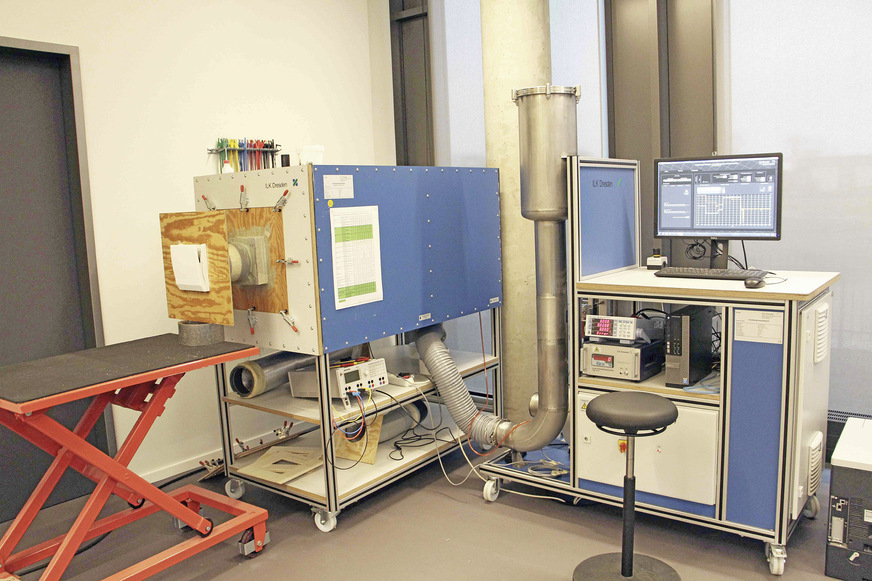 Neben halbautomatischen Aufbauten gibt es auch einen vollautomatischen Kammerprüfstand.