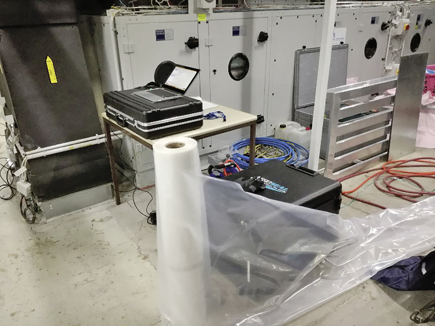 Mit Hilfe eines einfach zu verlegenden Folienschlauchs erfolgt die Verbindung des Abdichtungsgeräts mit den undichten Lüftungskanälen.